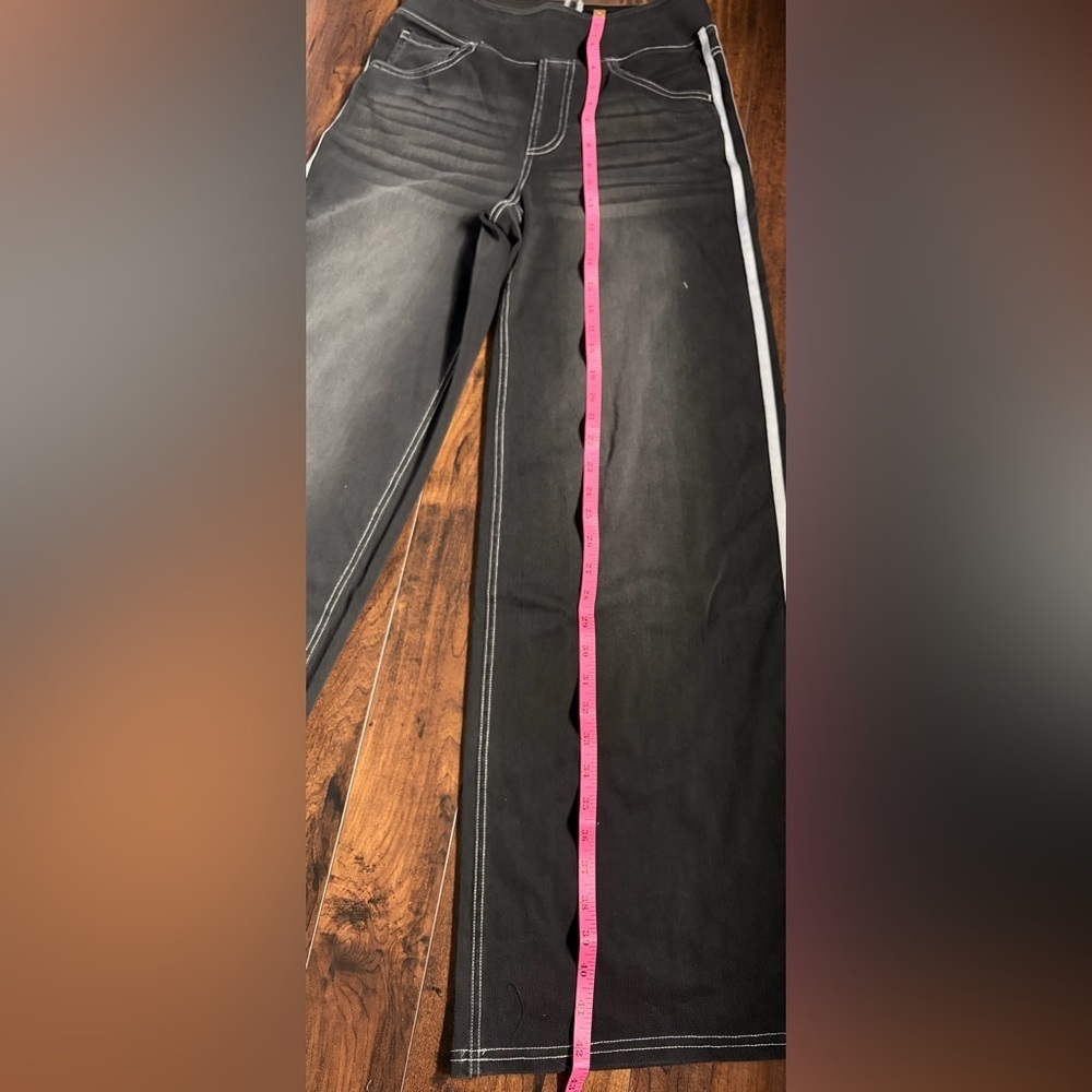 HALARA Flex Black High Waisted Stripe Wide Leg Jean with Pockets
SMALL PETITE - Picture 7 of 8